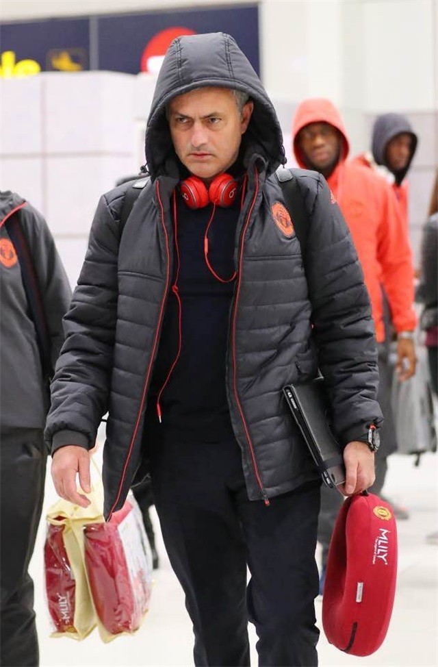  FPX教练压力巨大！，德罗巴遭遇十五持续失利赢得满堂喝彩