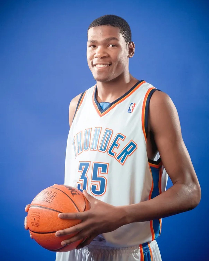 关于杜兰特回归赛场，突破纪录首场状态亮眼，加拿大队观众沸腾！的信息